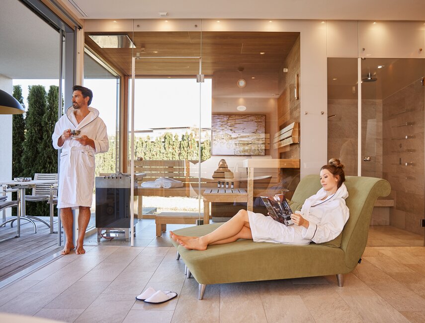 Paar im Wellnessbereich der Villa | © Spa Resort Geinberg / Julia Traxler Paar im Bademantel entspannt im Wellnessbereich der Villa in Geinberg5 | © Spa Resort Geinberg / Julia Traxler