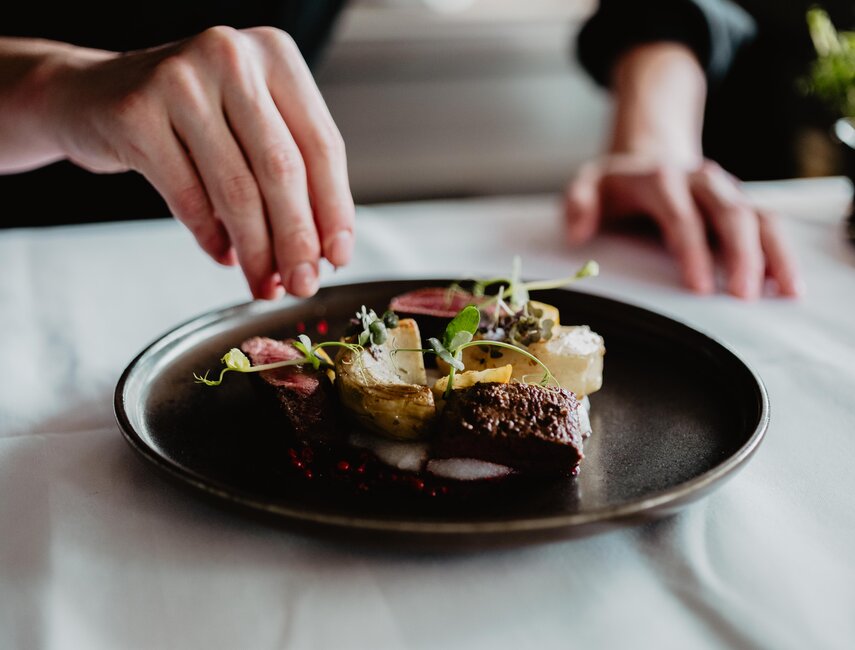 Fleischgericht im Geinberg5 Restaurant | © Spa Resort Geinberg / Chris Perkles Exquisites Fleischgericht wird im Geinberg5 Restaurant verfeinert | © Spa Resort Geinberg / Chris Perkles