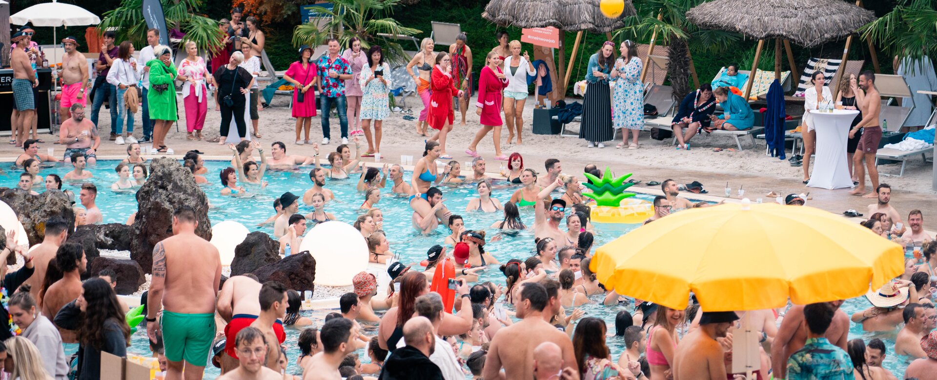 Viele Menschen feiern im Pool bei der Karibik-Party 2023 | © Spa Resort Geinberg / Tobi Gast