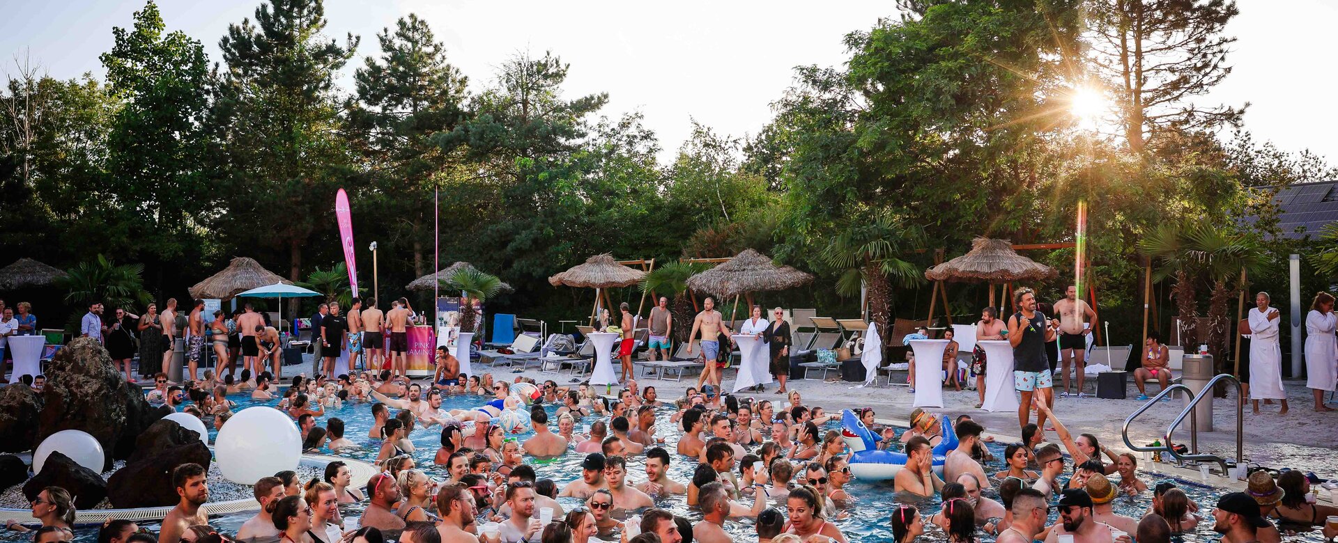 Viele Menschen feiern im Salzwasser-Becken der Karibik-Lagune bei der Karibik-Party im Spa Resort Geinberg | © Daniel Scharinger