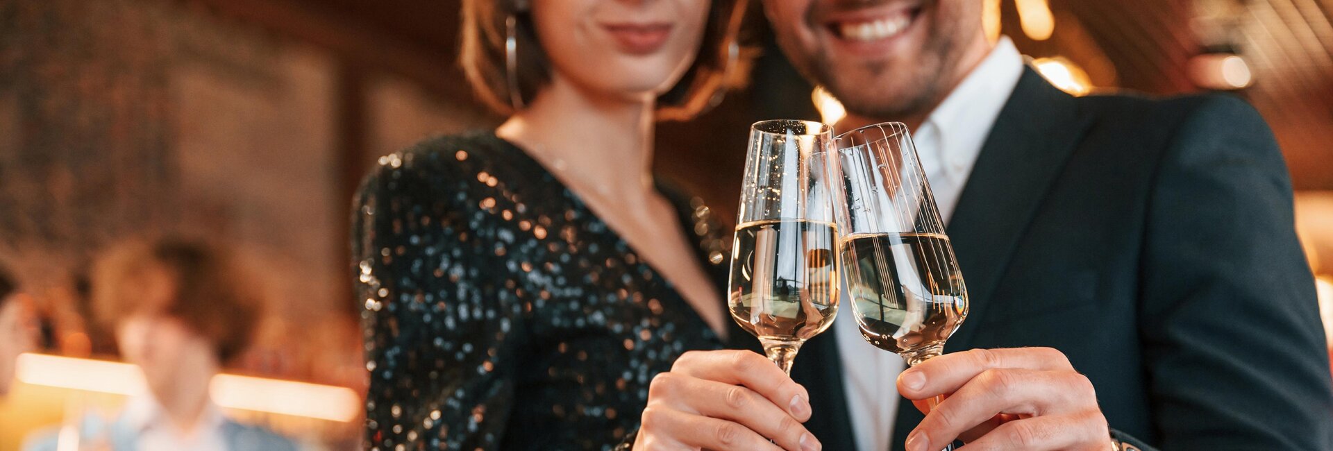 Elegantes Paar mit zwei Gläsern Champagner | © Shutterstock