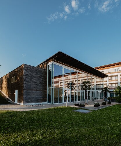 Außenaufnahme der Terrasse des Event Centers im Spa Resort Geinberg mitten im Grünen