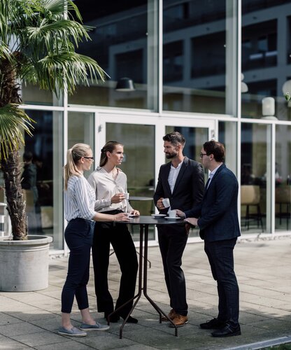 Kleine Personengruppe genießt die Seminarpause auf der Terrasse des Event Centers im Spa Resort Geinberg | © Spa Resort Geinberg / Chris Perkles