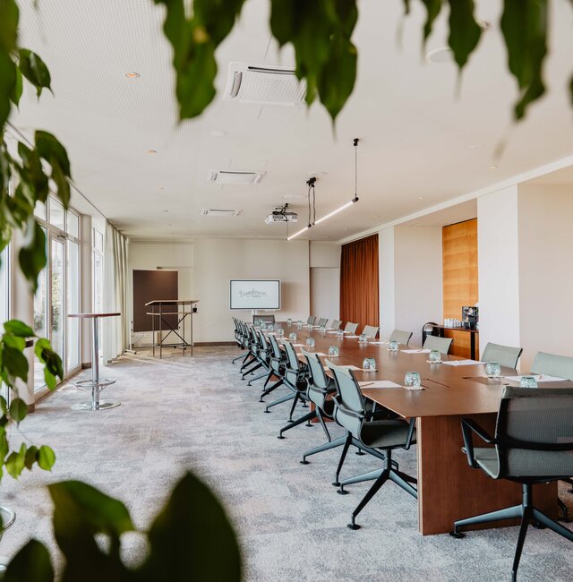 Hochwertig ausgestatteter Board Room für exklusive Meetings im Spa Resort Geinberg | © Spa Resort Geinberg / Chris Perkles
