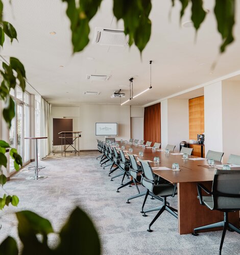 Hochwertig ausgestatteter Board Room für exklusive Meetings im Spa Resort Geinberg | © Spa Resort Geinberg / Chris Perkles