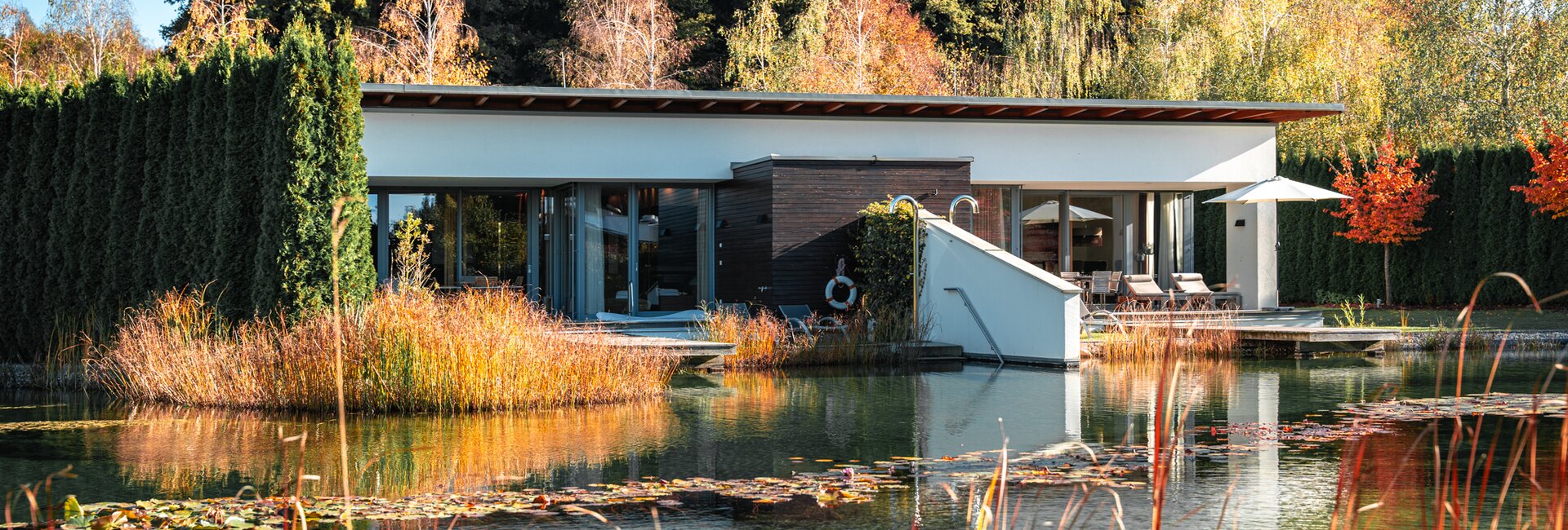 Außenansicht der Geinberg5 Private Spa Villas inmitten der bunten Herbststimmung | © Spa Resort Geinberg / Tobi Gast