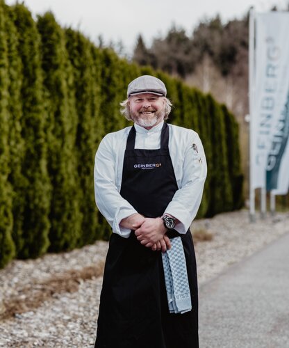 Björn Greisberger, Chef de Cuisine im Geinberg5 Restaurant, steht vor den Toren der Geinberg5 Private Spa Villas | © Spa Resort Geinberg / Chris Perkles