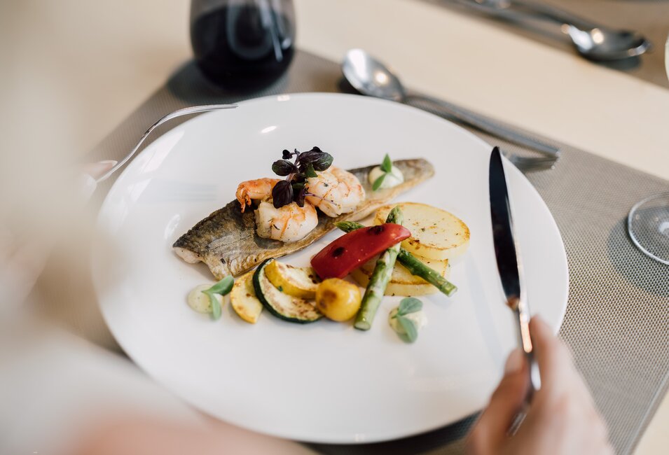 Fischgericht mit Shrimps und Gemüse beim 5-Gang-Dinner im Spa Resort Geinberg | © Spa Resort Geinberg / Chris Perkles