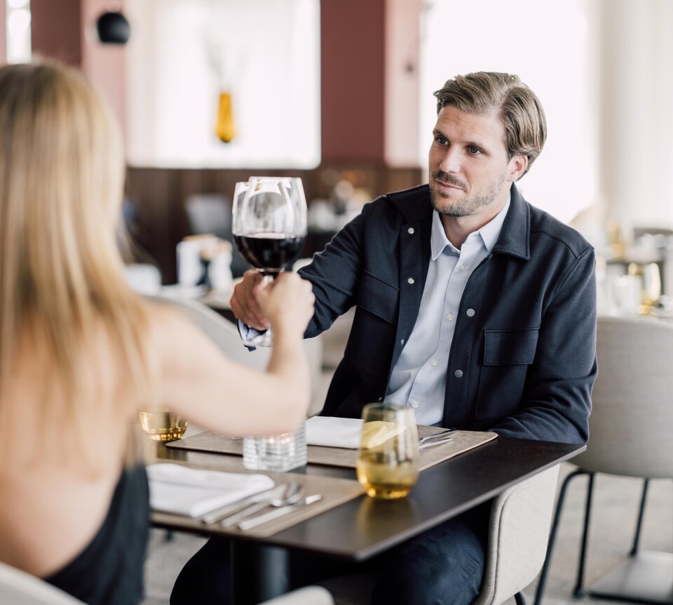 Paar trinkt Rotwein im Restaurant des 4*S Hotels im Spa Resort Geinberg | © Spa Resort Geinberg / Chris Perkles