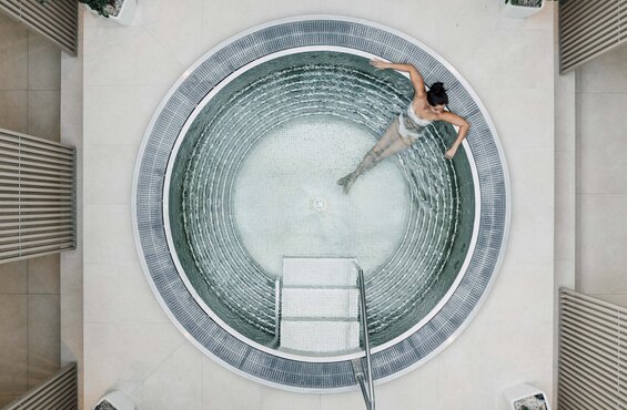 Frau im Whirlpool der Karibischen Saunawelt aus der Vogelperspektive im Spa Resort Geinberg | © Spa Resort Geinberg / Chris Perkles