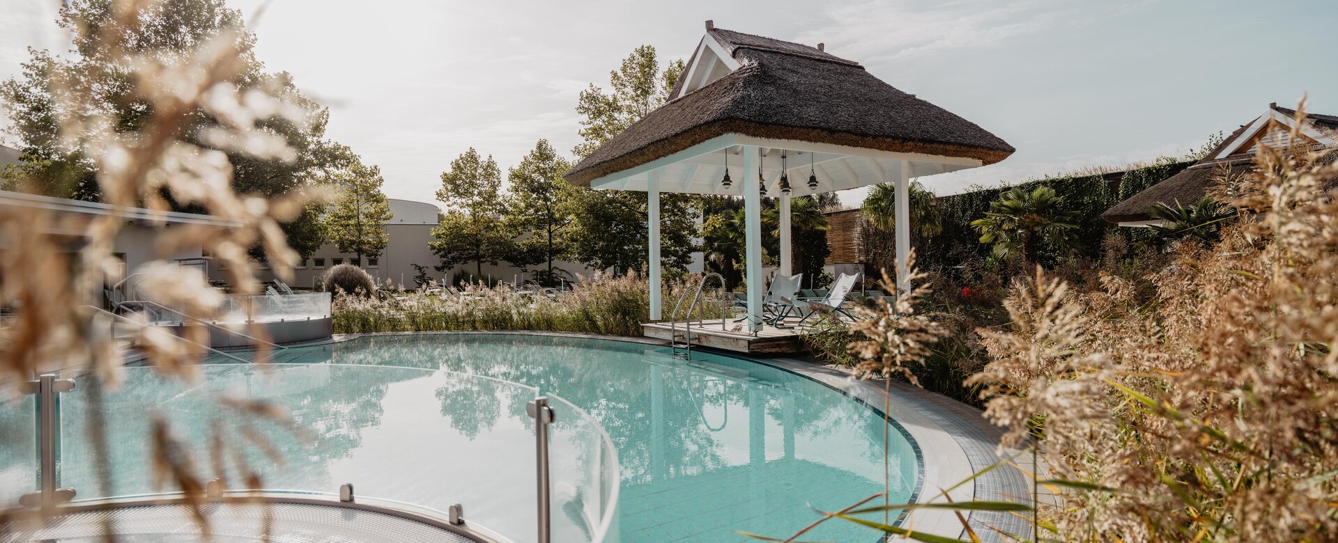 Pavillon und Pool in der Karibischen Saunawelt im Herbst im Spa Resort Geinberg | © Spa Resort Geinberg / Chris Perkles