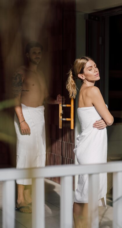 Paar genießt die Sonne in der Karibischen Saunawelt im Spa Resort Geinberg | © Spa Resort Geinberg / Chris Perkles
