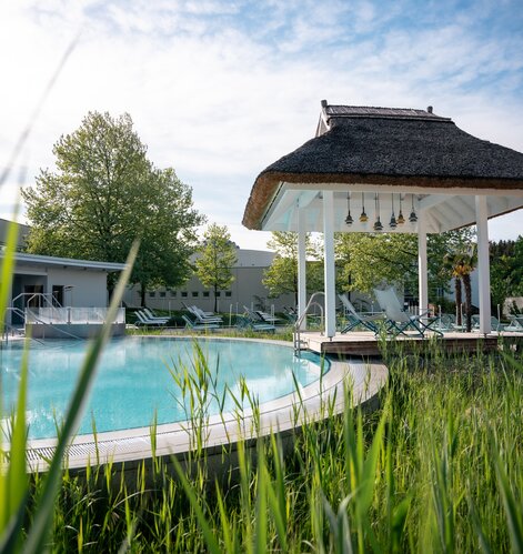 Grün sprießendes Gras rund um den Pavillon der Karibischen Saunawelt im Spa Resort Geinberg | © Spa Resort Geinberg / Tobi Gast