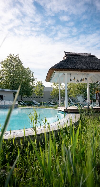 Grün sprießendes Gras rund um den Pavillon der Karibischen Saunawelt im Spa Resort Geinberg | © Spa Resort Geinberg / Tobi Gast