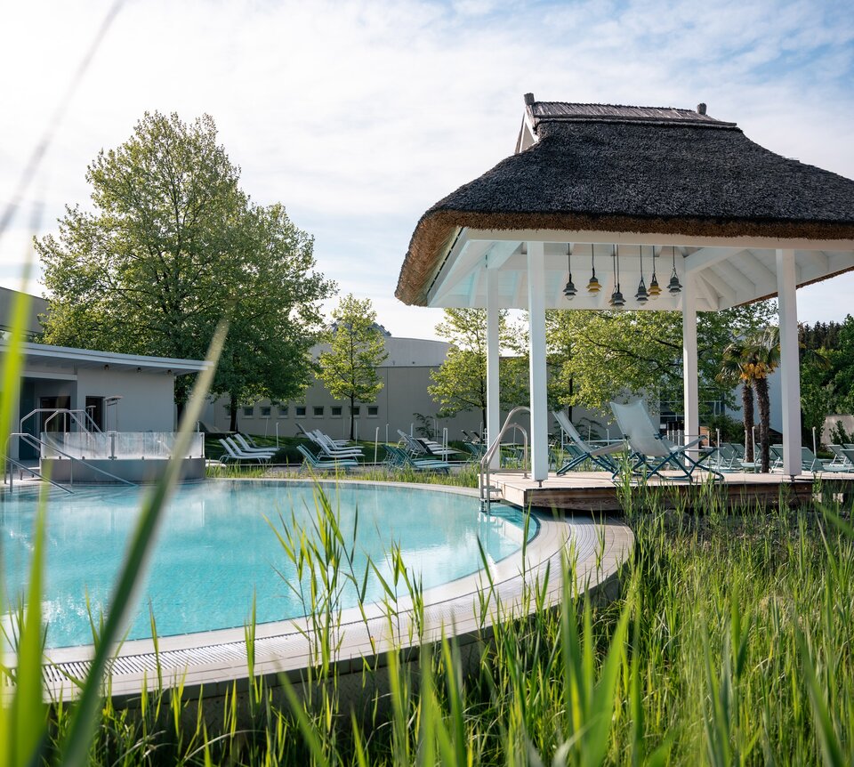 Grün sprießendes Gras rund um den Pavillon der Karibischen Saunawelt im Spa Resort Geinberg | © Spa Resort Geinberg / Tobi Gast