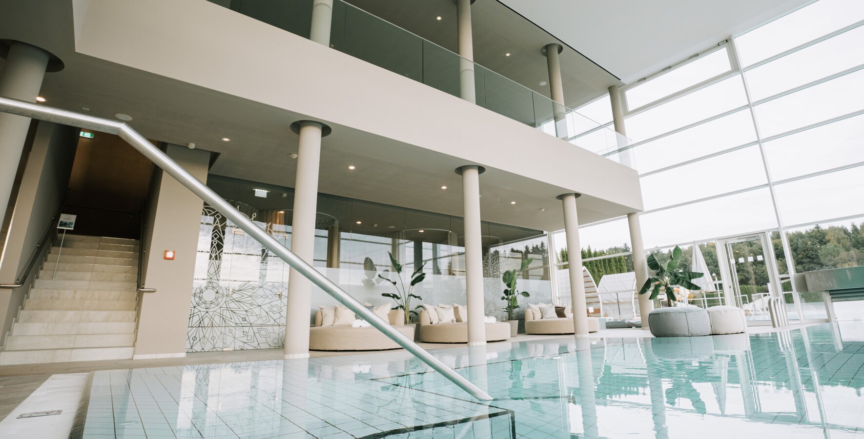 SPAplus-Pool indoor im Spa Resort Geinberg | © Spa Resort Geinberg / Tobi Gast Heller Spa-Bereich mit Indoor-Pool und bequemen Liegebereichen mit Designer-Daybeds | © Spa Resort Geinberg / Tobi Gast