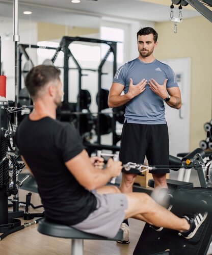 Personal Training mit Florian Roth im Fitness Center des Spa Resort Geinberg | © Spa Resort Geinberg / Chris Perkles