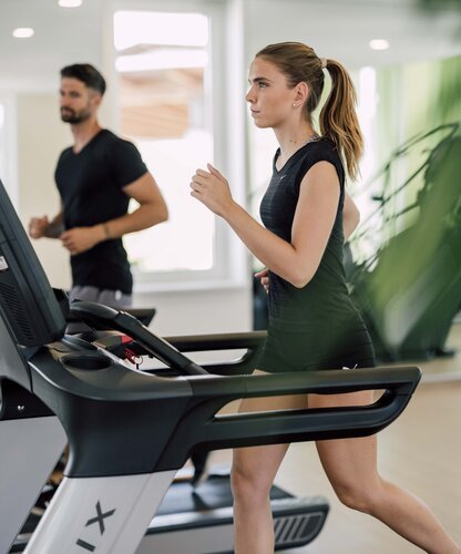 Paar am Laufband im Fitness Center des Spa Resort Geinberg | © Spa Resort Geinberg / Chris Perkles