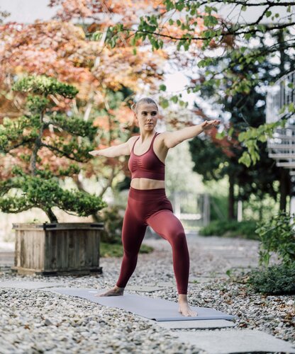 Frau praktiziert Yoga beim Retreat im Spa Resort Geinberg | © Spa Resort Geinberg / Chris Perkles