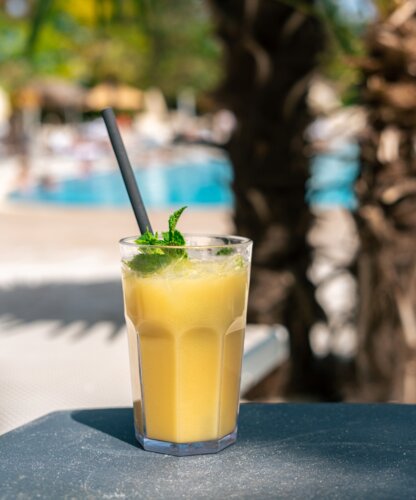 Cocktail Mangolito in der Karibik-Lagune des Spa Resort Geinberg