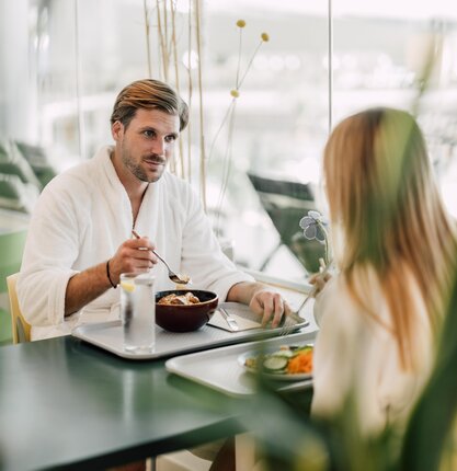 Paar genießt ein stärkendes Mittagessen im Thermen-Restaurant im Spa Resort Geinberg | © Spa Resort Geinberg / Chris Perkles