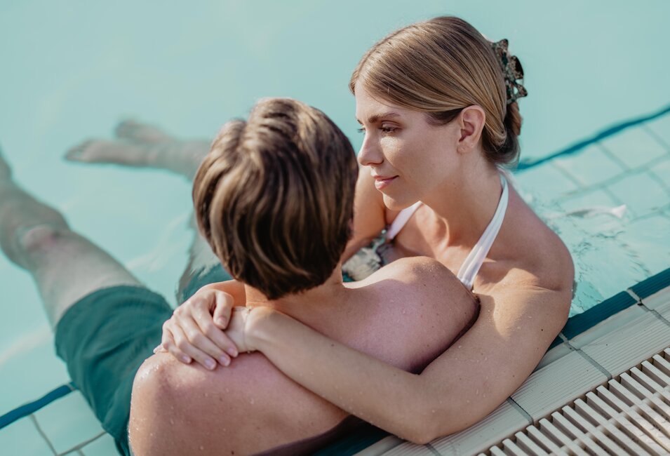 Junges Paar entspannt Arm in Arm im Salzwasser-Becken der Karibik-Lagune in der Therme im Spa Resort Geinberg | © Spa Resort Geinberg / Chris Perkles