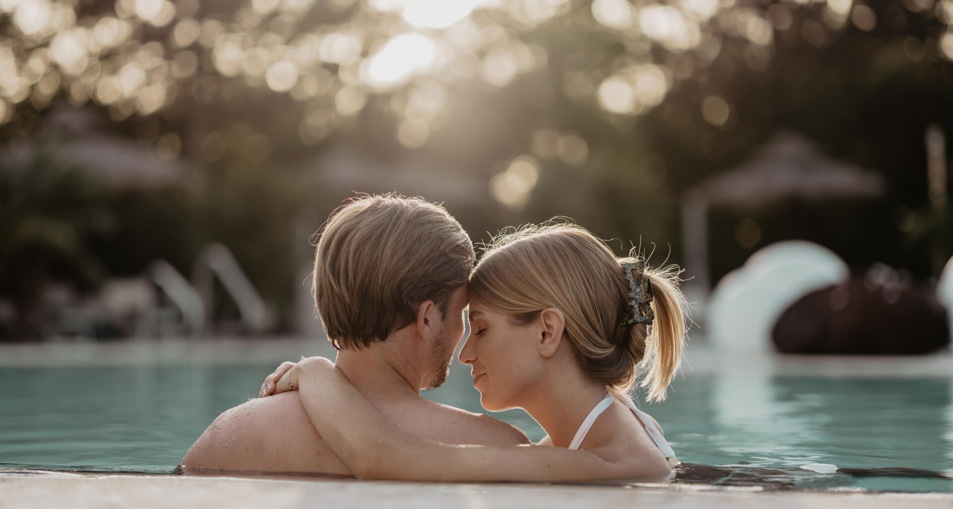 Paar entspannt gemeinsam im wohltuenden Salzwasser der Karibik-Lagune | © Spa Resort Geinberg / Chris Perkles