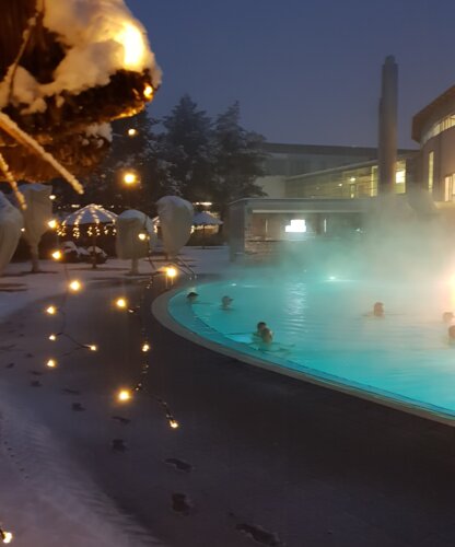 Beleuchtete Sonnenschirme, Salzwasser-Pool und Karibik-Bar in der Adventzeit im Spa Resort Geinberg | © Spa Resort Geinberg / Cornelia Schmid