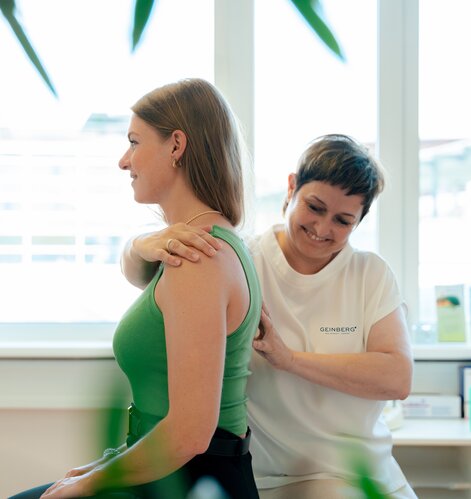 Dr. Petra Heise bei der Untersuchung einer Patientin im Vitality Spa | © Spa Resort Geinberg / Tobias Gat