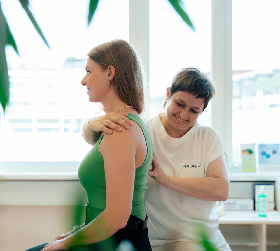 Dr. Petra Heise bei der Untersuchung einer Patientin im Vitality Spa | © Spa Resort Geinberg / Tobias Gat