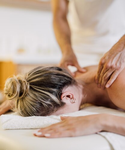 Frau entspannt bei einer Massage im Vitality Spa des Spa Resort Geinberg | © Spa Resort Geinberg / Chris Perkles