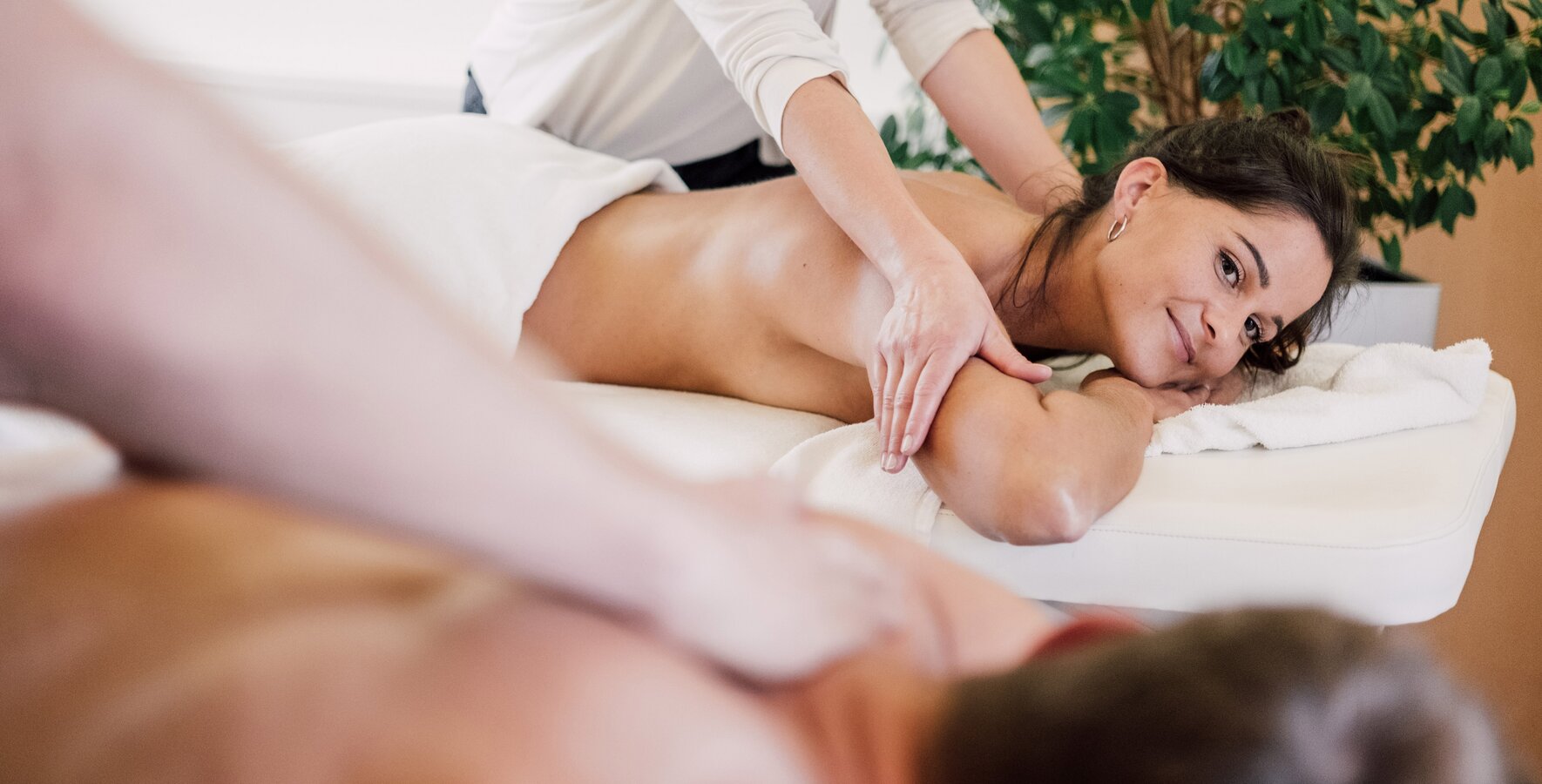 Paar genießt eine gemeinsame Massage beim Wellnessurlaub in Geinberg | © Spa Resort Geinberg / Chris Perkles