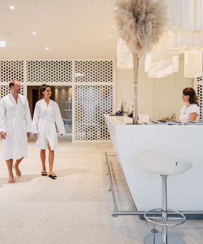 Gäste holen sich an der Spa-Bar das Pestemal-Tuch für das Hamam-Ritual in der Oriental World im Spa Resort Geinberg | © Spa Resort Geinberg / Chris Perkles